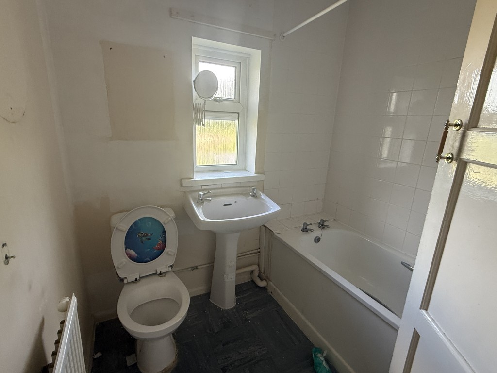 Lot: 136 - BLOCK OF FLATS FOR IMPROVEMENT ON 0.51 ACRE PLOT AND POTENTIAL FOR DEVELOPMENT - Bathroom - Flat 22